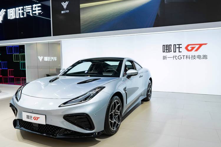 成都257哪吒汽车在智能汽车领域的表现，领途汽车在新能源汽车市场中的影响力